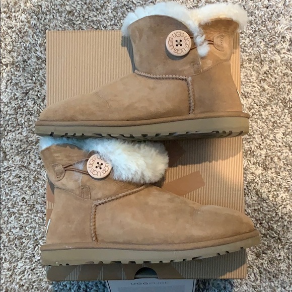 UGG with Mini Bailey Button - Picture 2 of 5